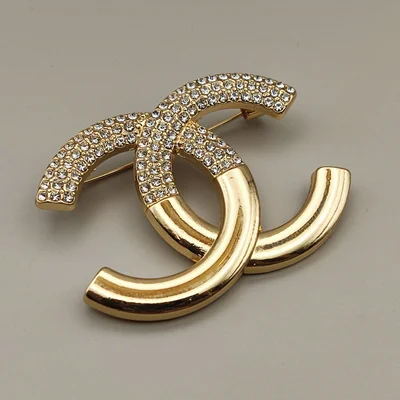 گل سینه شنل نگین دار