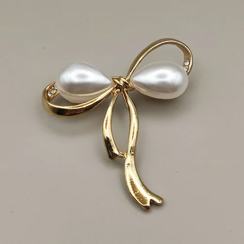 گل سینه مدل پاپیون مرواریدی